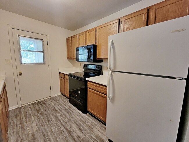 Foto del edificio - 3 Bedroom 2 Bath Condo Available Now!