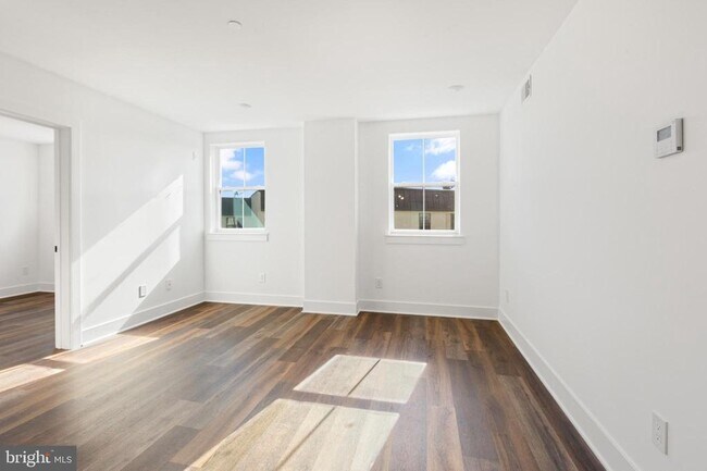 Foto del edificio - 7037 Ridge Ave
