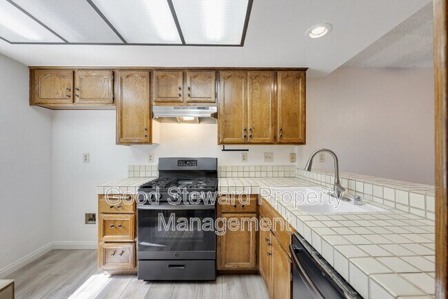 Foto del edificio - 363 Molokai Dr