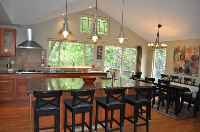 Photo - Executive Furnished 5 Bedroom /4 Bathroom ... House