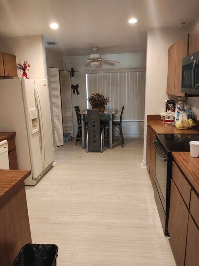 Foto del edificio - 616 White Water Dr