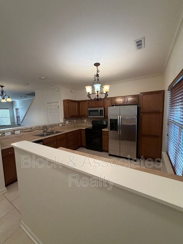 Building Photo - 832 Central Park Ave