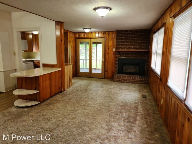 Building Photo - 2 br, 1.5 bath House - 390 College St.