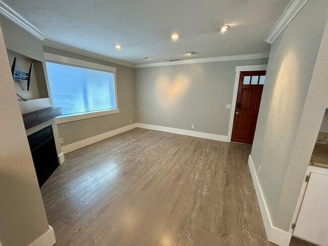 Foto del edificio - Beautiful 2 BD, 1.5 BA condo w/1 car detached garage for rent in University Heights!
