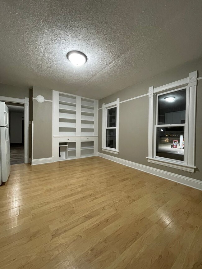 Building Photo - 420 W Bremer Ave.