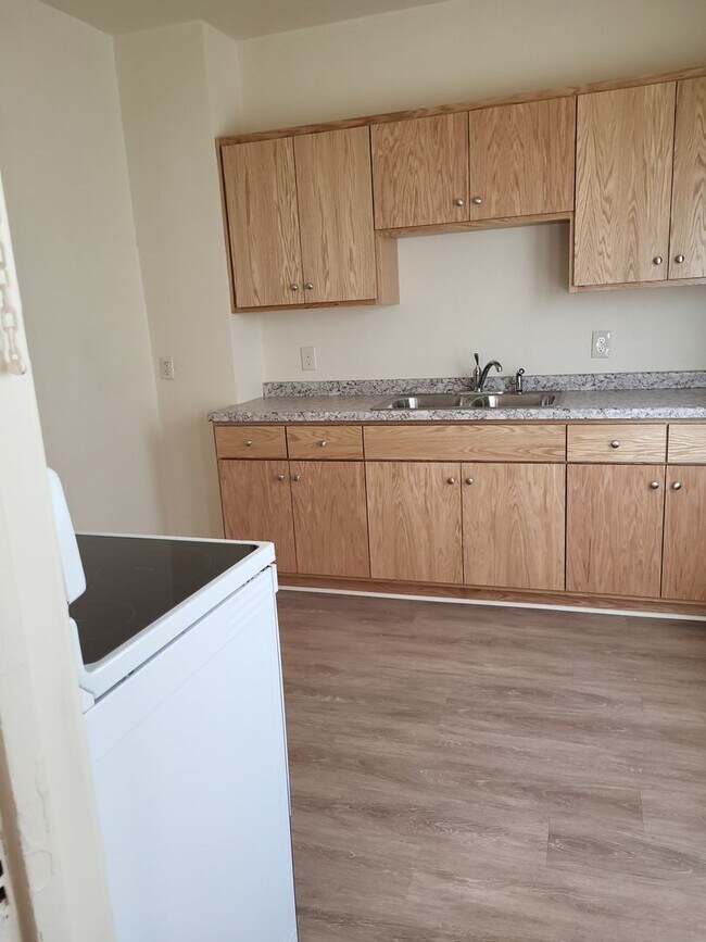 Building Photo - 606, 608, 610 Elmore