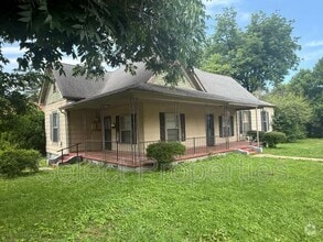 Building Photo - 904 W Oak Ave