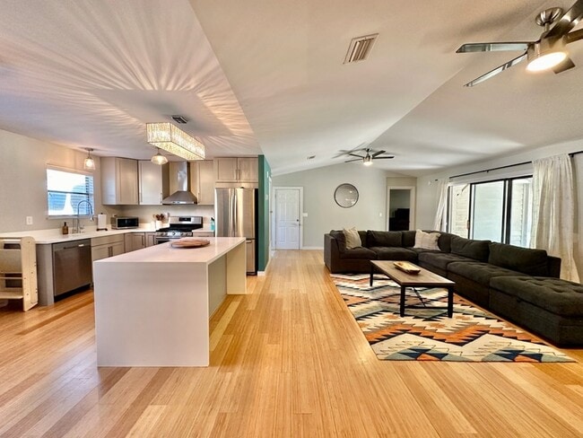 Building Photo - 110 Oak Shores Dr