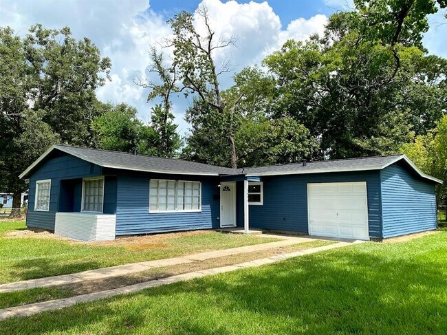 Building Photo - 3890 W Lynwood Dr