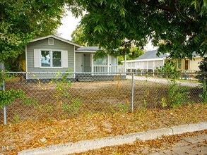 Building Photo - 955 Putnam St