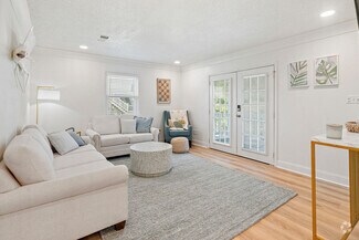 Building Photo - 806 Deer Dr