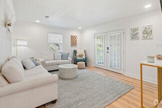 Building Photo - 806 Deer Dr