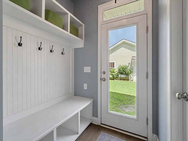 Foto del edificio - Bright & Beautiful Rental in Whitney Lake ...