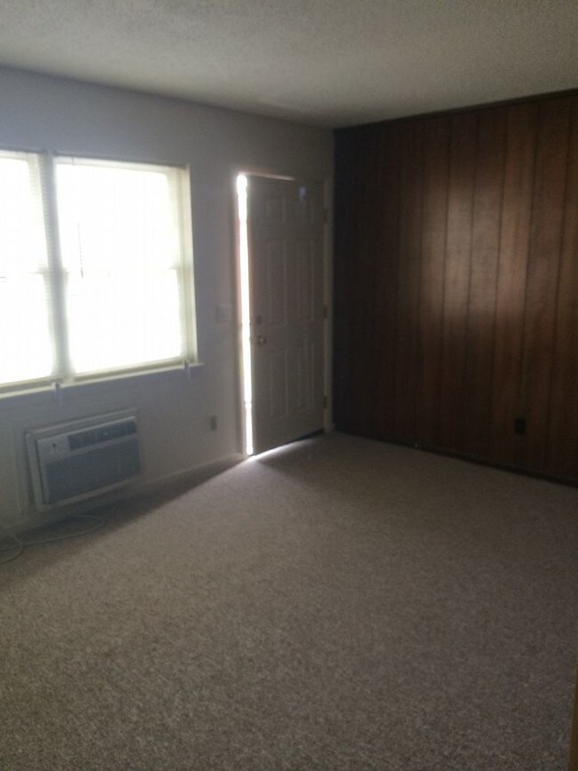 Building Photo - 675 Walnut Lane - 2 bedroom