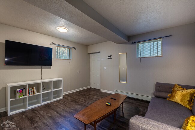 Foto del edificio - 1579 W Maple Ave