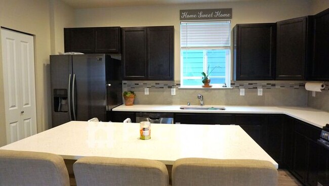 Building Photo - 4 Bedroom Manette Townhome