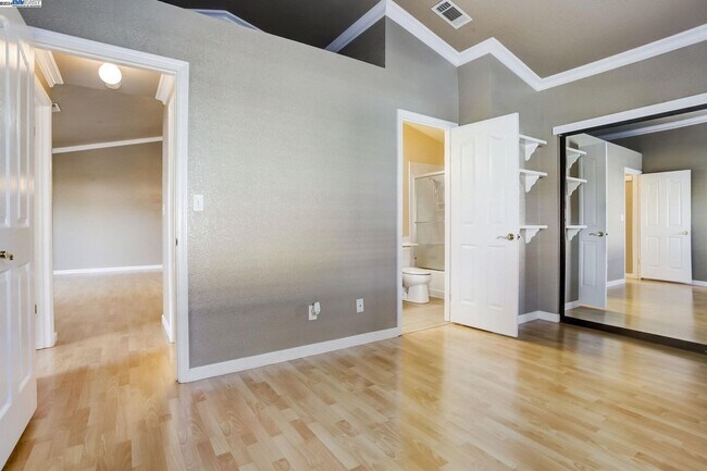 Foto del edificio - GREAT END UNIT, IMMACULATE SINGLE STORY, WITH LAMINATE FLOORING THROUGH OUT... 2 BEDS/1.5 BATH