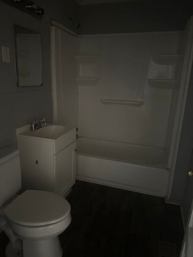 Building Photo - Charming 3 bedroom 1 bath with plenty of open space!