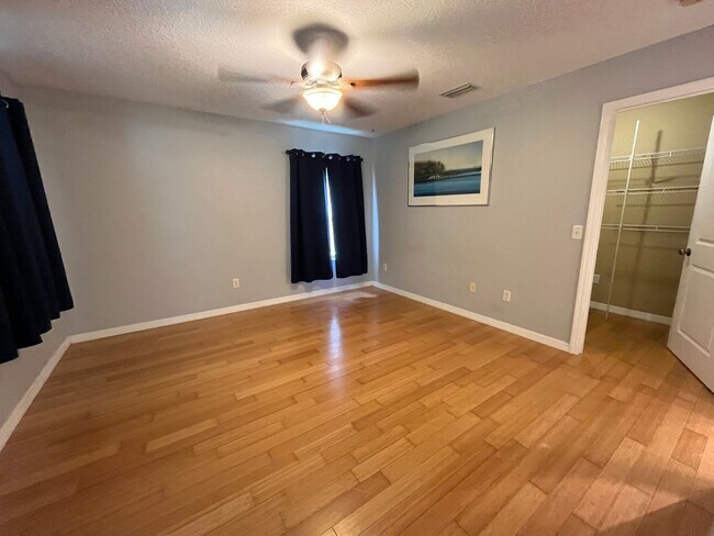Foto del edificio - 3 Bedroom, 2 Bath home w/2 Car Garage on 5...
