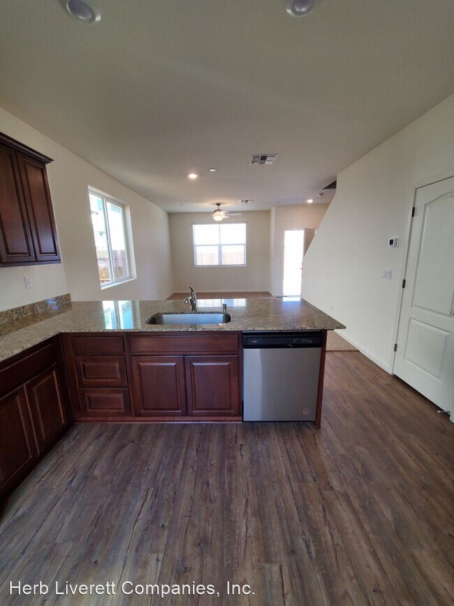 Building Photo - 3 br, 2.5 bath House - 5538 Claremont Court