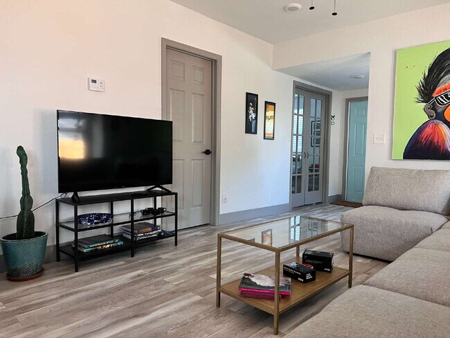Foto del edificio - "Charming 2-Bed, 2-Bath Gem in the Heart of St. Petersburg – 1100 Sq. Ft. of Comfort!"