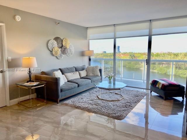 Foto principal - 20505 E Country Club Dr