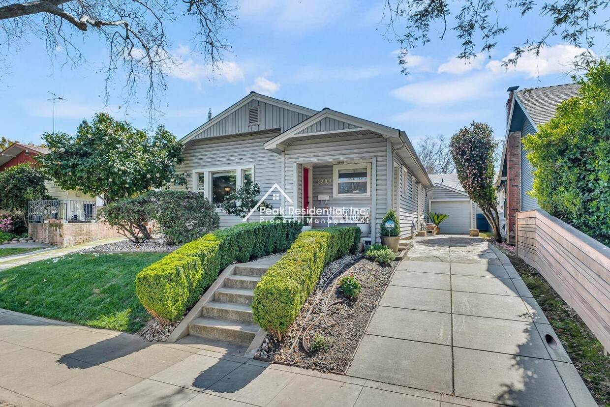 Primary Photo - Charming East Sac 2bd/1ba House with 2 Car...