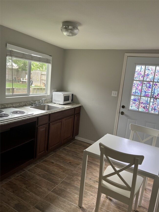 Foto del edificio - 3061 Walnut Springs Dr