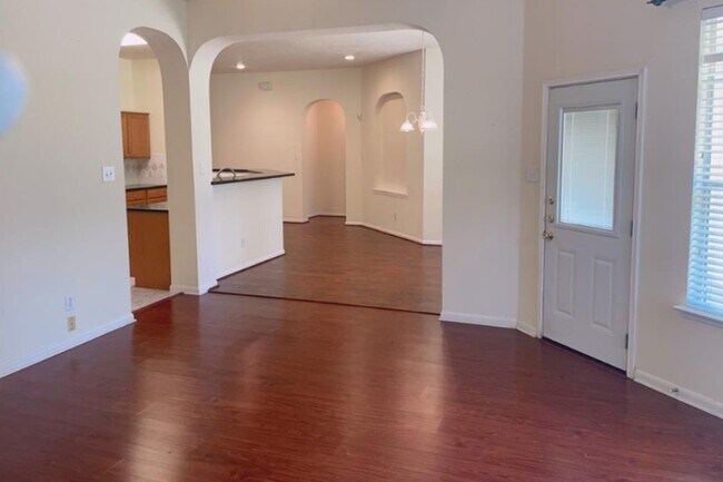 Foto del edificio - 2431 Pine Shadows Dr