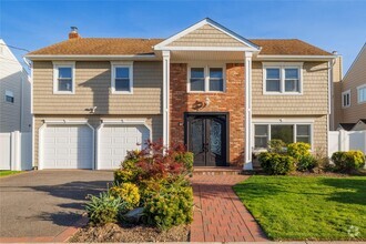 Building Photo - 4047 Greentree Dr
