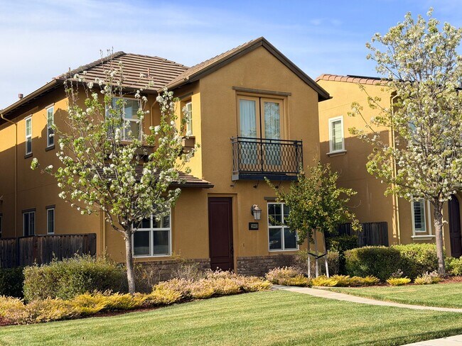 Building Photo - 2003 Poinsettia St