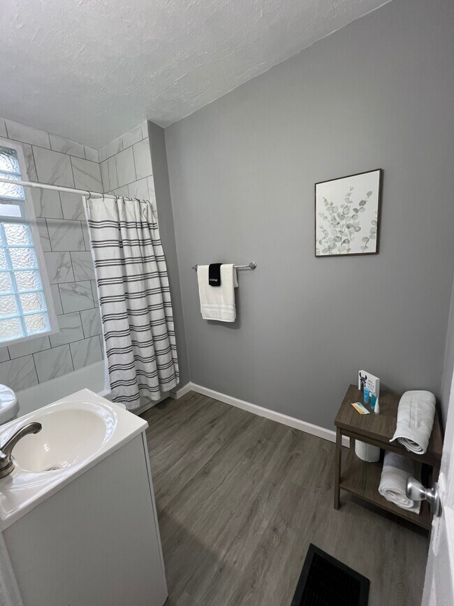 Photo - 1941 Elm Ave Apartment