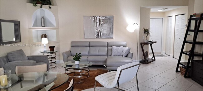 Foto del edificio - 6491 Via Regina