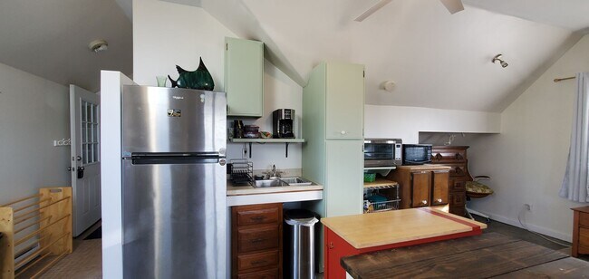 Foto del edificio - Charming Over-the-Garage Studio Apartment