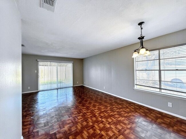 Foto del edificio - Charming 2-Bed, 2-Bath Duplex in a Great L...