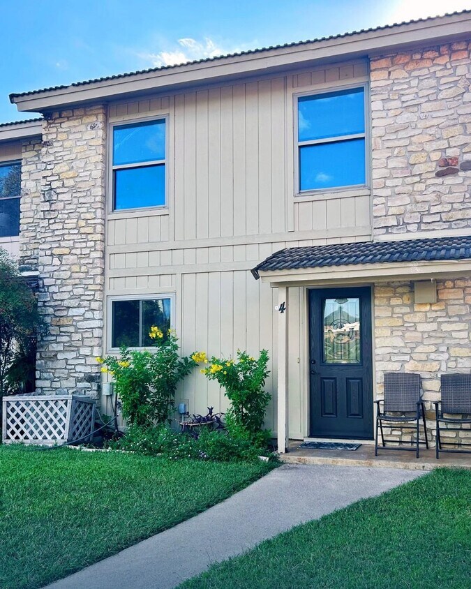 Foto principal - 300 Lucy Ln