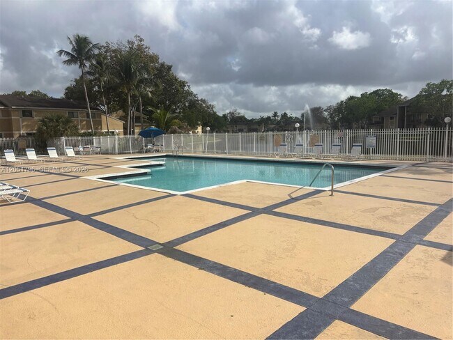 Foto del edificio - 323 Palm Cir E