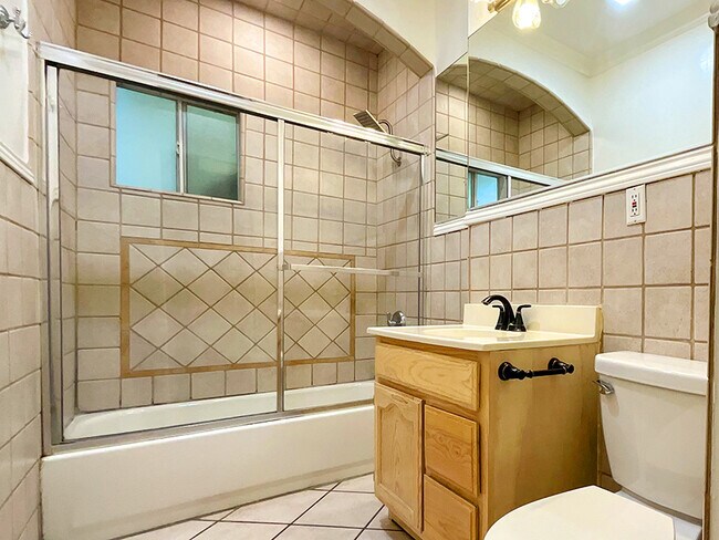 Baño - 632 N Sycamore Ave