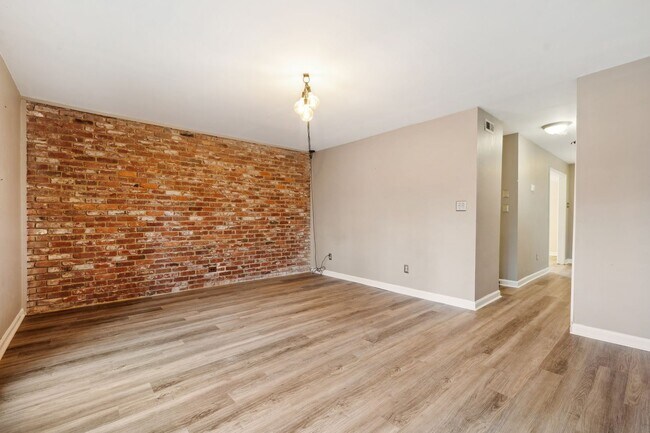 Foto del edificio - **PENDING APPLICATION** Beautiful end unit...