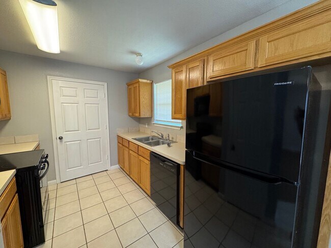 Foto del edificio - Updated 4 Bedroom Duplex in China Spring ISD