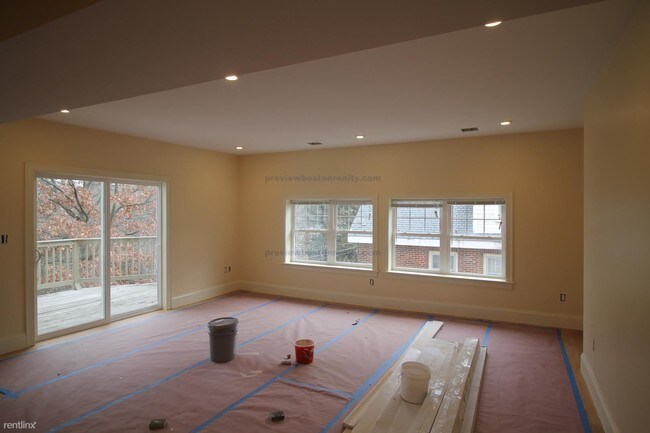 Building Photo - 10 Bennington St