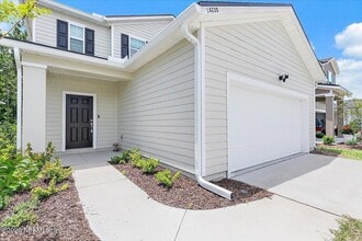 Building Photo - 14220 Epply Dr