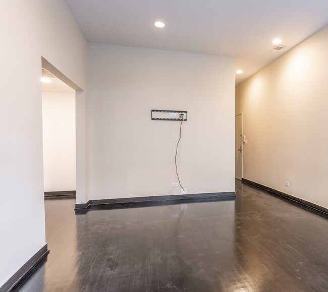 Building Photo - 206-2F W Division St