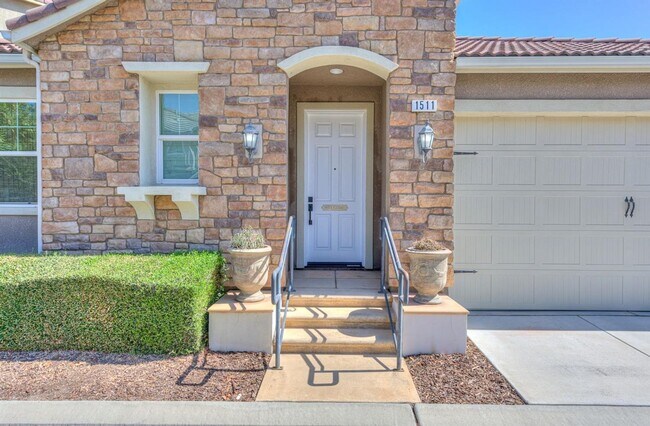 Foto del edificio - Spacious 3-Bedroom Home with a Backyard in Harlan Ranch Community!