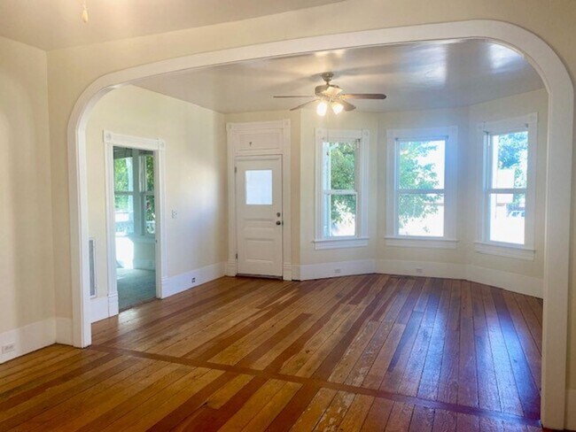 Building Photo - Well Maintained Comfortable, Charming Vict...