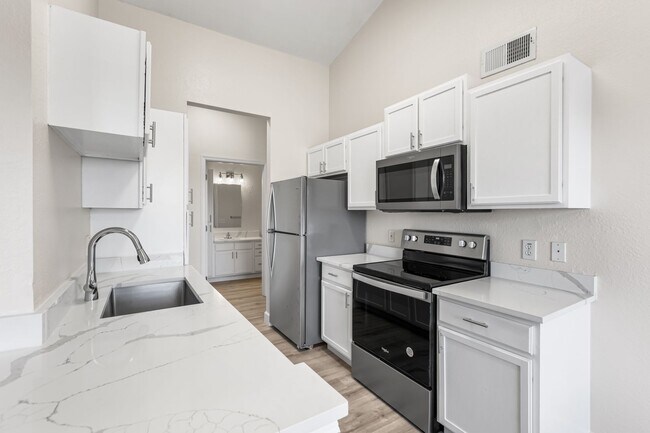 Foto del edificio - ** FAIRWAY PRESERVE ** 1 BED / 1 BATH CONDO - PET OK! - LAKE VIEW - NORTH NAPLES - ANNUAL RENTAL