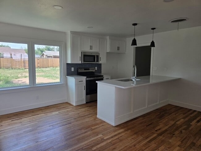 Building Photo - Beautifully Remodeled 3 bedroom Rental in ...