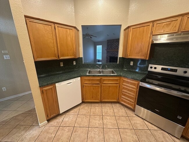 Foto del edificio - AVAILABLE NOW!!