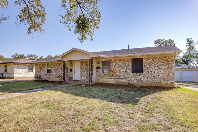 Building Photo - Charming 2-Bedroom Duplex- Recently Updated!