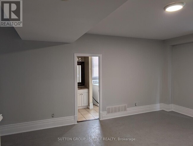 Building Photo - 627 Wellington St